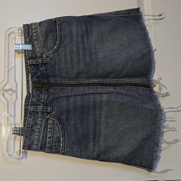 WE THE FREE Womens Denim Frayed Hem Zip It Up Mini Skirt 25 Blue - Picture 1 of 4